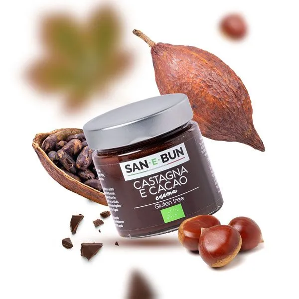 Krem kasztanowo-kakaowy w szklanym słoiku z kasztanami i ziarnem kakao w tle